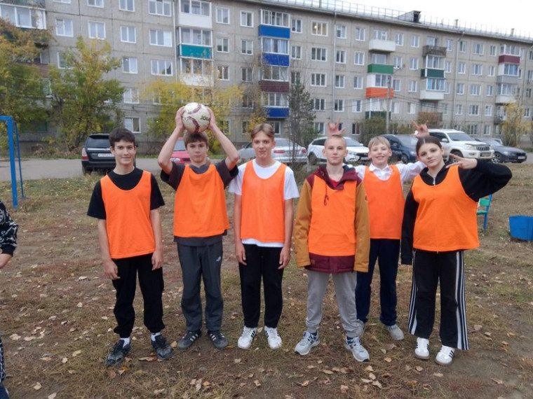 Школьные соревнования по «мини-футболу».
